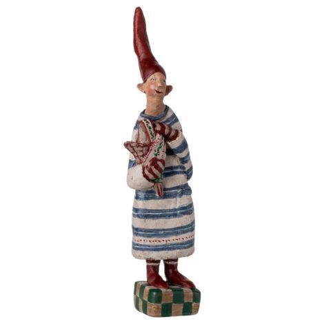 Maileg nisse noel nr. 36 hvor nissen står med et kræmmerhus i hænderne