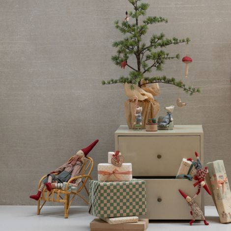 pixy maileg nisse dreng sidder i stol og tager sig en lur