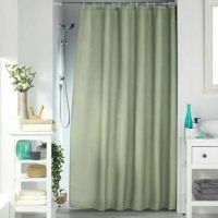 Grønt badeforhæng 180x200 ophængt på badestang ved brusekabine på badeværelse