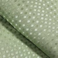 Grønt badeforhæng i polyester hvor mønsteret i tekstilet ses tæt på