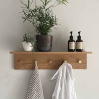 knagerække med hylde egetræ 5 knager messing ophængt på væg