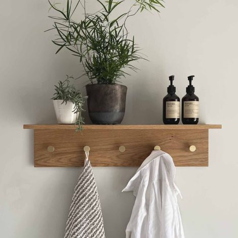 knagerække med hylde egetræ 5 knager messing ophængt på væg