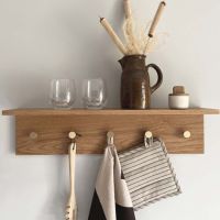 knagerække med hylde egetræ natur 5 knager messing