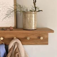 knagerække med hylde og 7 knager messing dansk produceret i egetræ natur farve