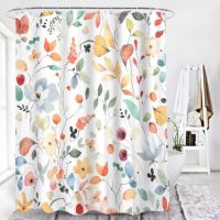 Romantisk badeforhæng med blomster og blade i farverigt design ophængt på badestang ved bruser