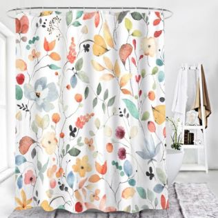 Romantisk badeforhæng med blomster og blade i farverigt design ophængt på badestang ved bruser
