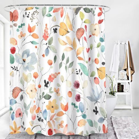 Romantisk badeforhæng med blomster og blade i farverigt design ophængt på badestang ved bruser